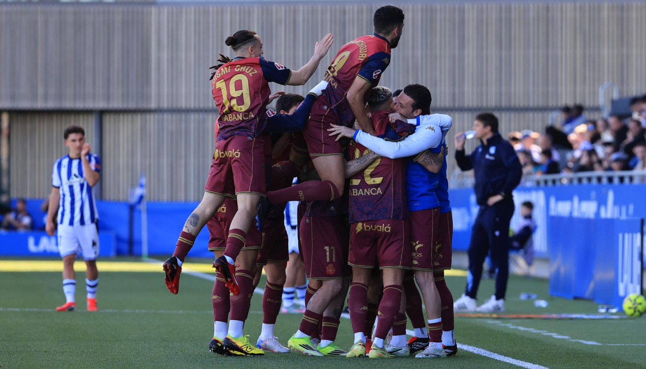 Los jugadores del Dépor celebran uno de los goles en Zubieta ante la Real Sociedad B