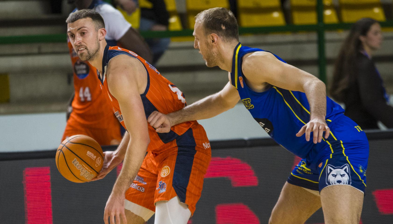 Joe Cremo, durante el derbi contra el Ourense en el Paco Paz