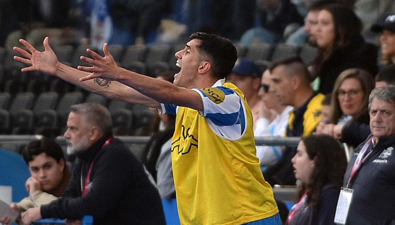 Diego Villares da instrucciones en la banda durante el duelo entre el Dépor y el Eibar de este curso en Riazor