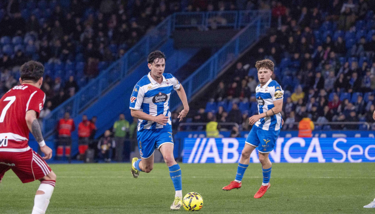 Patiño conduce el balón durante el partido contra el Granada en Riazor