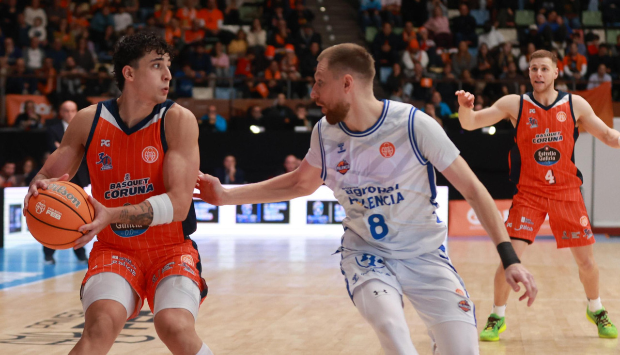 El exnaranja Ingus Jakovics defiende a Caio Pacheco en el Leyma-Palencia de la primera vuelta