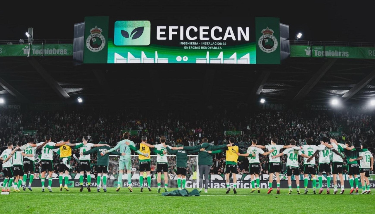 Los jugadores del Racing festejan la victoria obtenida la pasada semana ante el Córdoba en El Sardinero (4-3)Jugadores del Racing de Santander celebrando una victoria en el Sardinero
