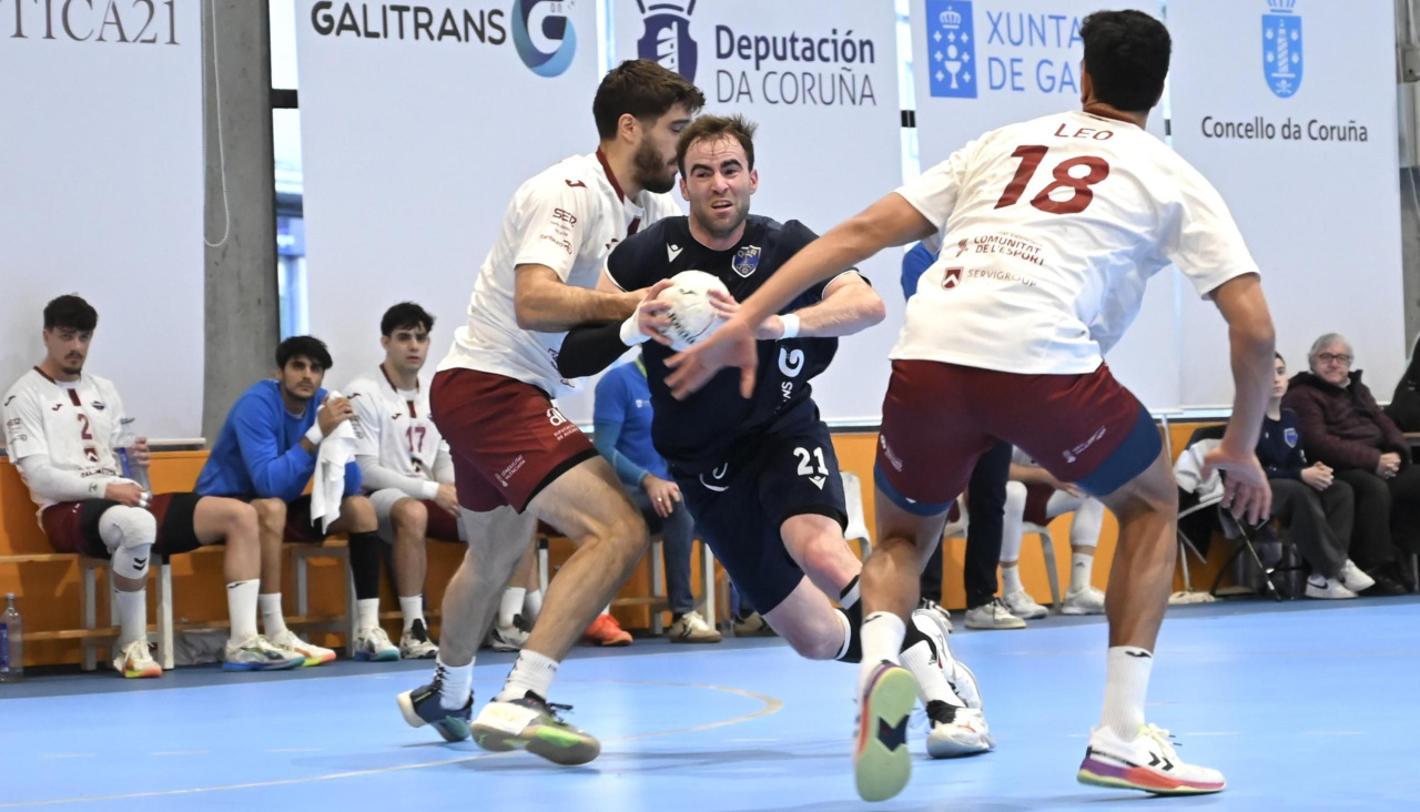Javi Rodríguez, defendido por dos jugadores del Benidorm