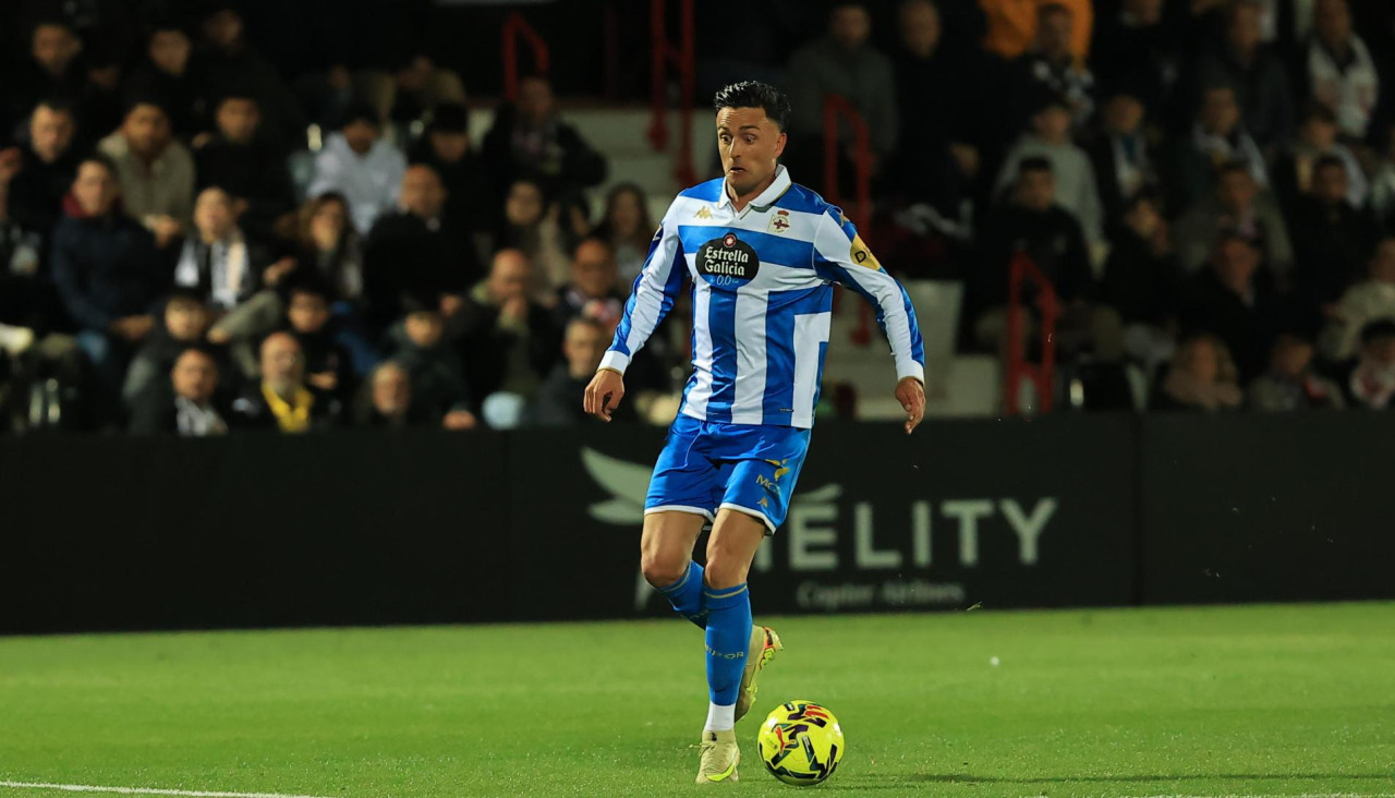 Cristian Herrera, conduciendo en su acción de mano a mano en el Ceuta-Deportivo