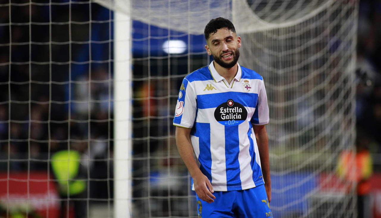 Zakaria Eddahchouri se lamenta de una ocasión fallada en Riazor