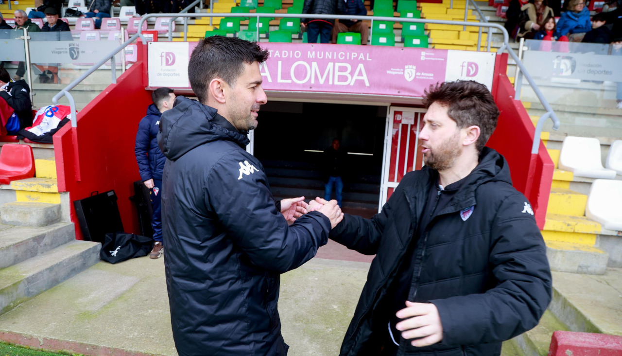 Gonza y Posi se saludan antes del Arosa-Atlético Arteixo