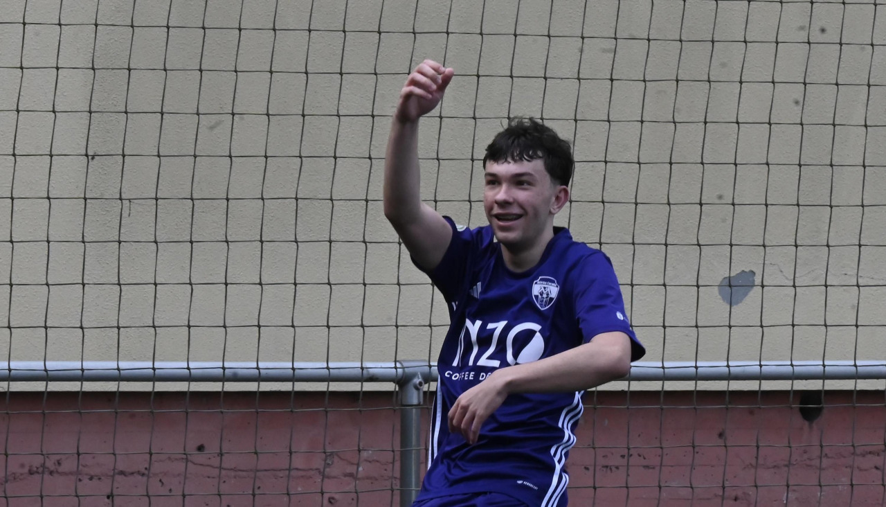 Óscar Fernádez celebra uno de sus goles contra el Noia
