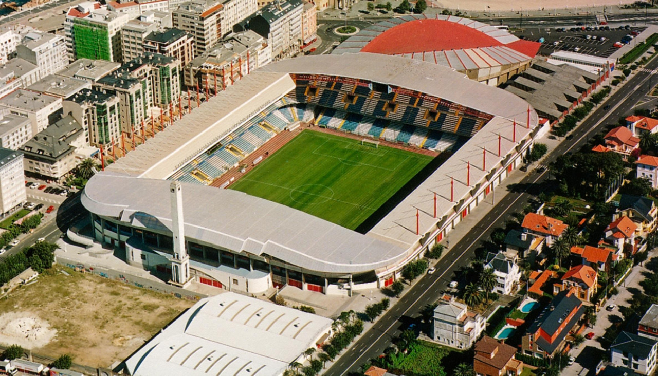 Vista aérea de la Ciudad Deportiva de Riazor (polideportivas, estadio, palacio, frontón y piscina) en 1999
