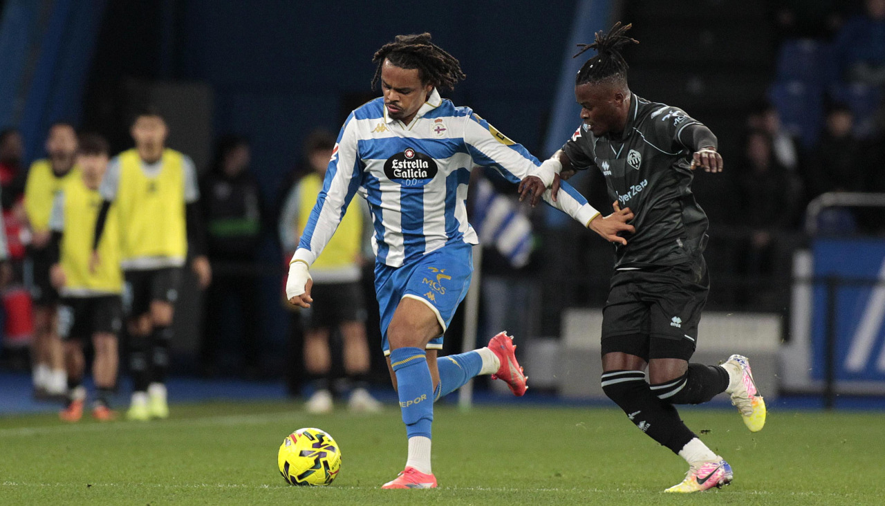 Noubi protege el esférico ante Cipenga en el encuentro entre Deportivo y Castellón de la primera vuelta
