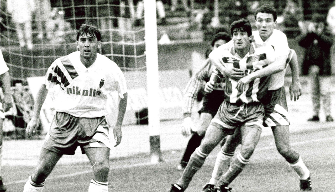 Aguado agarra Ribera delante de Sánchez Broto y detrás de Esteban en un córner durante el duelo entre Deportivo y Zaragoza el 23 de mayo de 1993 en Riazor