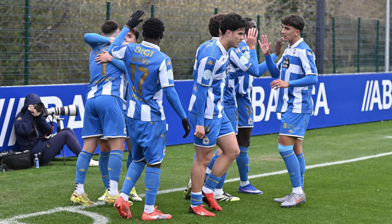 Los jugadores del Fabril celebran uno de los goles en la victoria ante el Rayo Cantabria