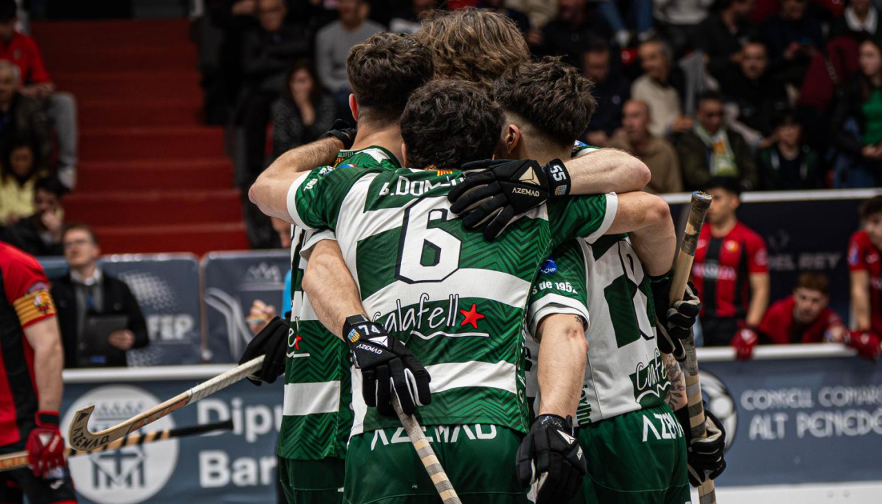 Los jugadores del Calafell celebran un gol