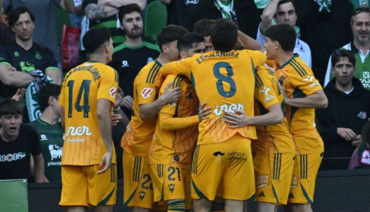 Los jugadores del Albacete celebran uno de sus goles al Racing de Santander