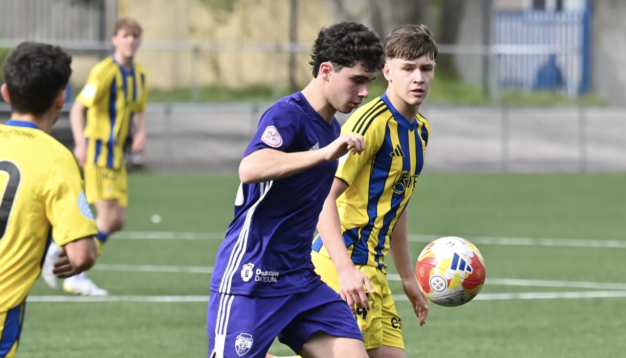 Un jugador del Montañeros pugna por el balón en la derrota de la semana pasada ante el OviedoMontañeros juvenil - Real Oviedo juvenil 1-2