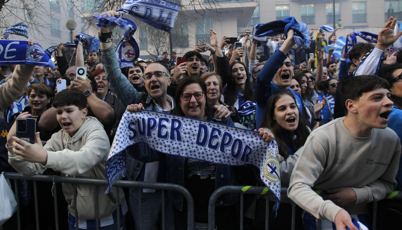 Aficionados del Dépor reciben al equipo antes del partido con el Zaragoza