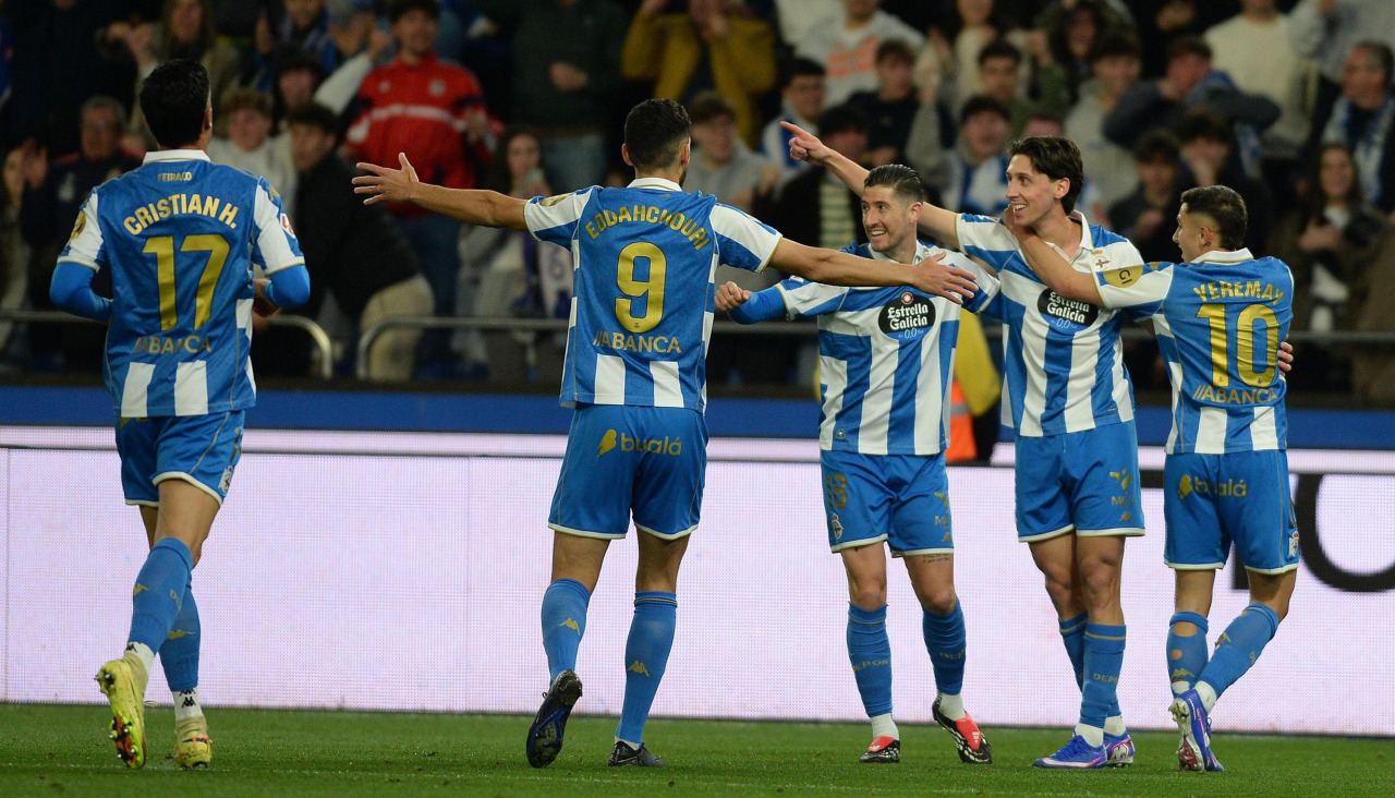 Los jugadores del Deportivo celebran el gol de Mulattieri al Zaragoza