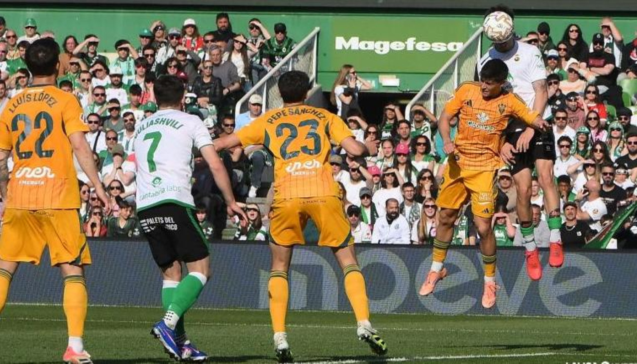 Momento del duelo entre el racing de santander y el albacete