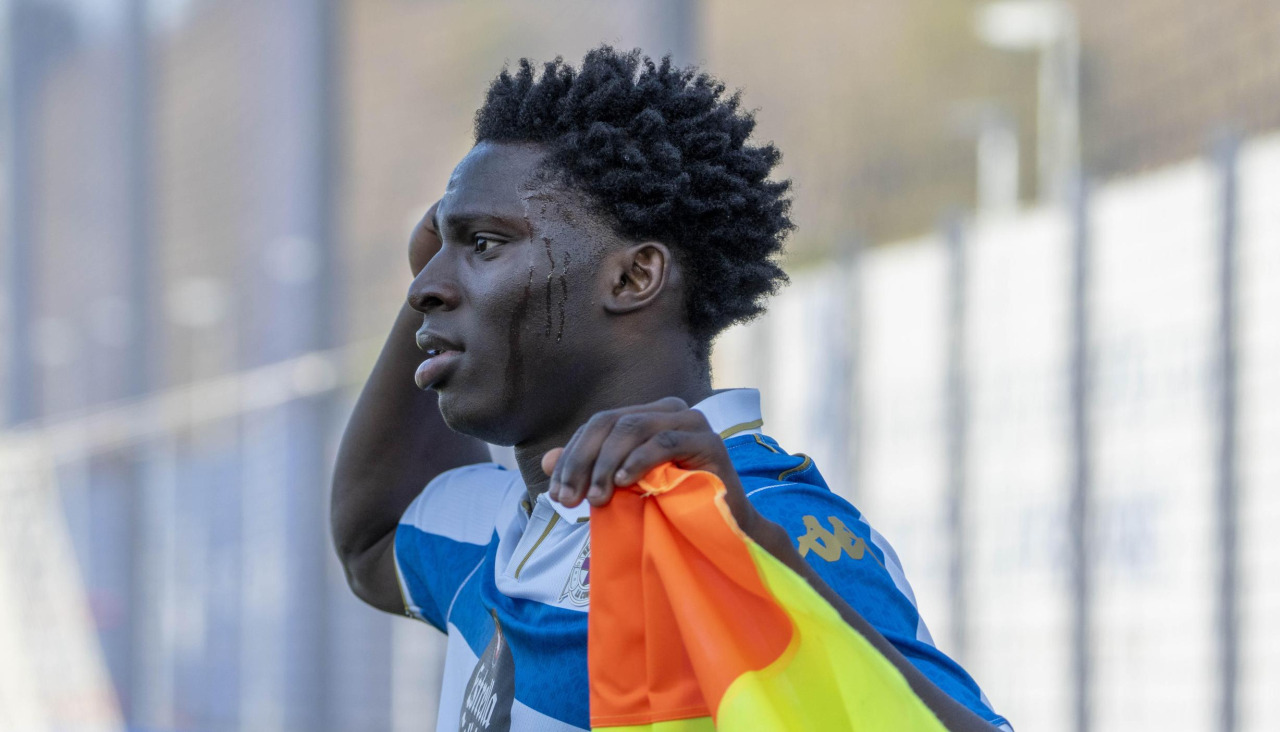 Dipanda celebra uno de sus dos goles en la victoria ante la Lealtad