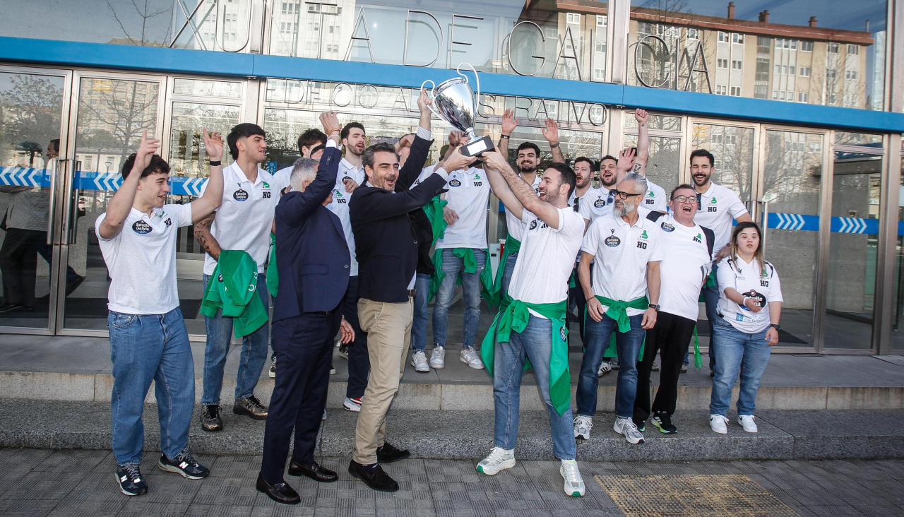 Diego Calvo, coselleiro de Presidencia, Xustiza e Deportes de la Xunta, levanta la Copa del Rey junto a Dava Torres, capitán del Liceo