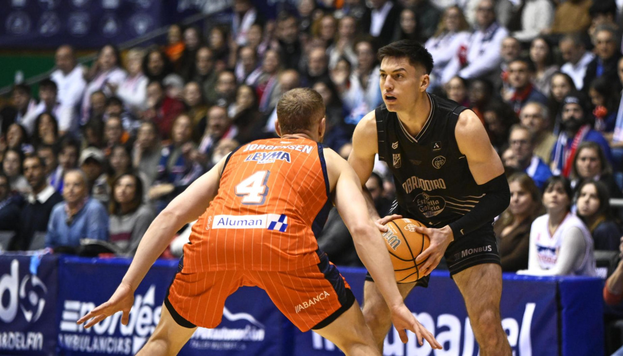 Jorgensen defiende a Barcello en el derbi de Sar