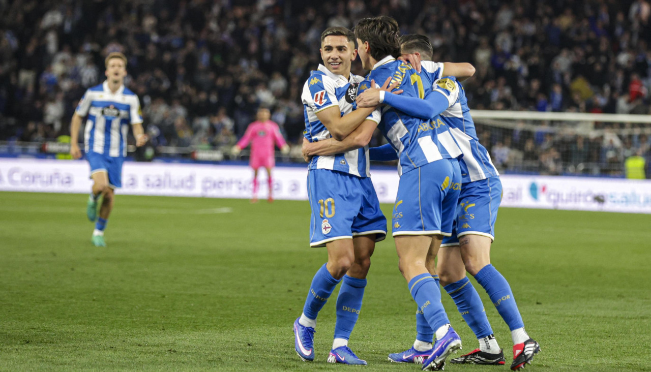 Yeremay, Mulattieri y Escudero celebrando en primer plano el gol del italiano contra el Zaragoza