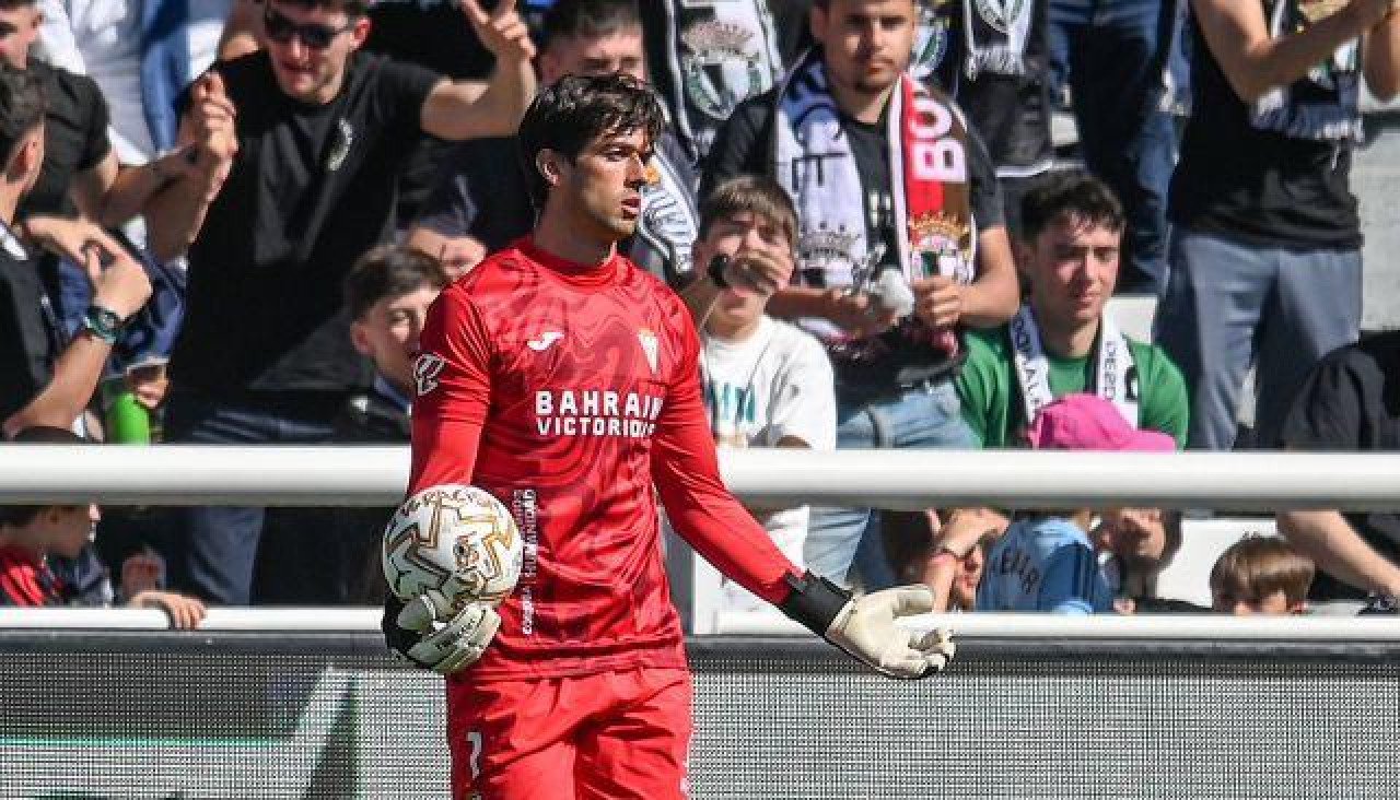 Iker Álvarez se lamenta durante el partido entre el Burgos y el Córdoba