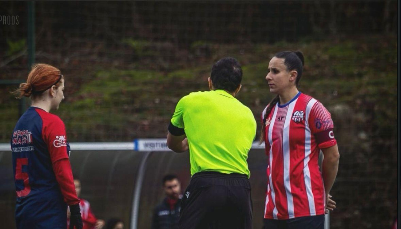 Noemí (derecha) antes de un partido con el Meicende