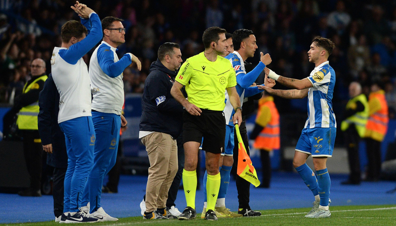 Cristian Herrera, en el momento del cambio con Altimira, en el Dépor-Zaragoza