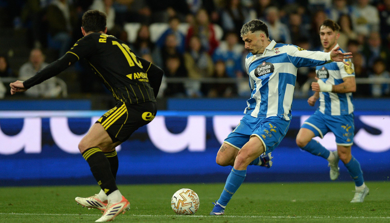 Ximo Navarro golpea el balón en el partido contra el Zaragoza