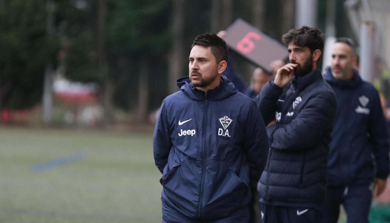 Diego Armando García durante su debut como entrenador del Silva ante el Viveiro en A Grela