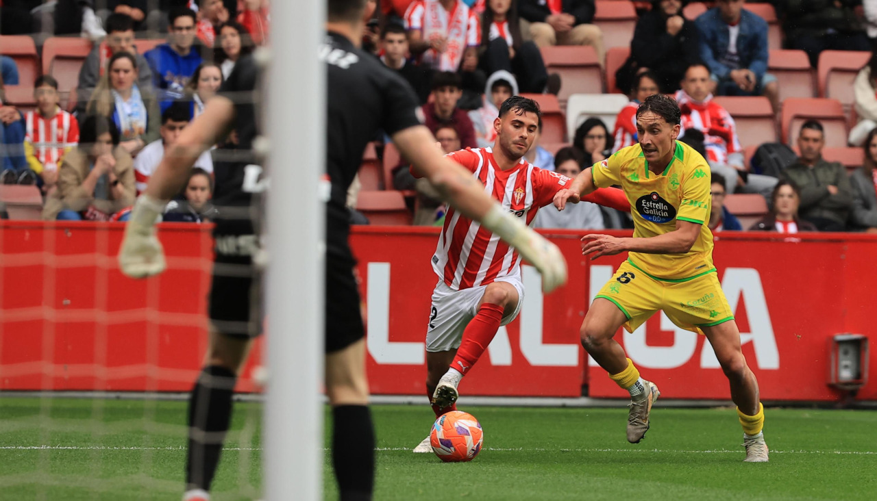 Petxarroman pugna por un balón durante el Sporting-Dépor del pasado cursoTemporada 2024-2025Sporting de Gijón - Deportivo 2-1