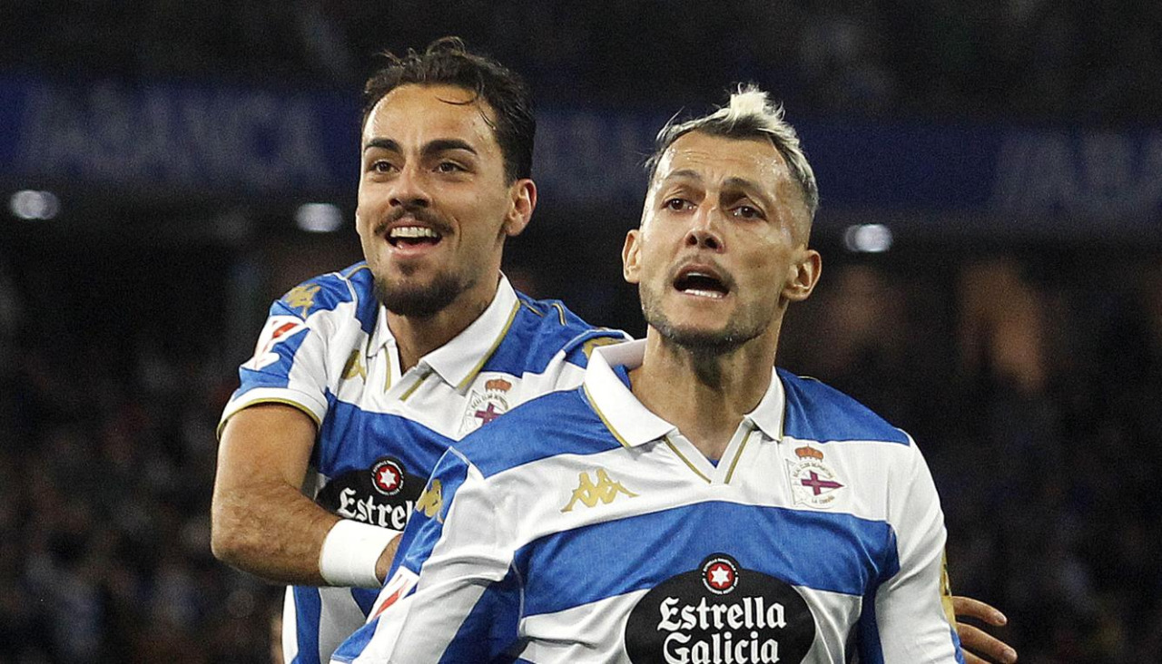 Stoichkov, junto a Quagliata, celebra su tanto contra el Zaragoza