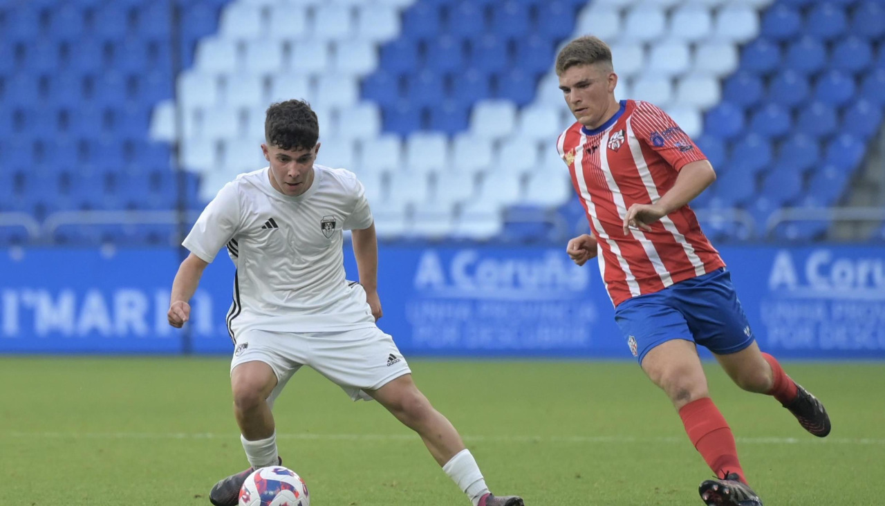 Jorge Domingo persigue a Álex Suárez (Montañeros) durante la final de Copa de A Coruña 2025 en Riazor