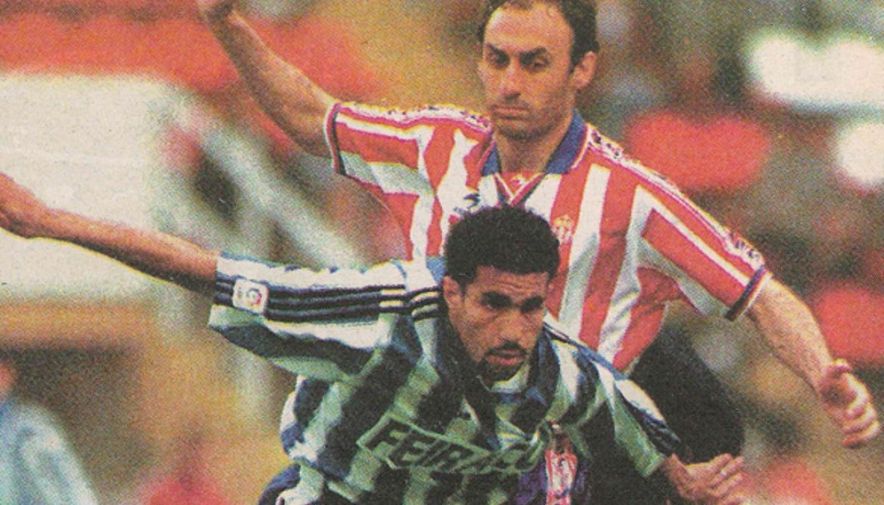 Bassir, autor de dos goles aquella tarde en El Molinón, corre ante Poyatos en el partido entre Sporting y Deportivo que cerró la Liga de Primera División 1997-98
