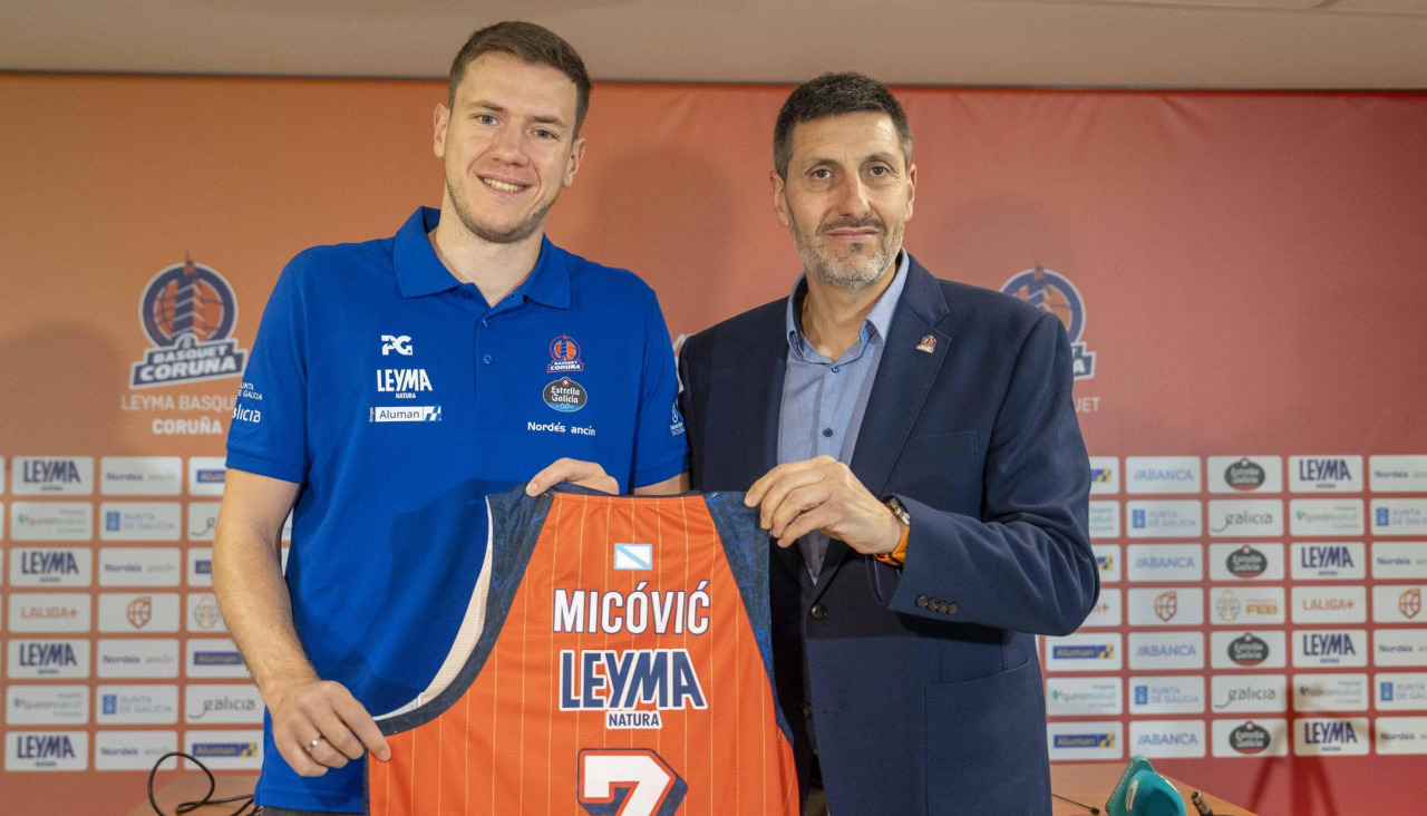 Strahinja Micovic y Charlie Uzal, en la presentación del ala-pívot serbio