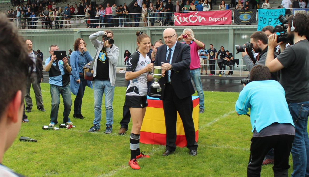 Vanesa Rial recoge el trofeo que proclama al CRAT como campeón de la División de Honor femenina de rugby en 2015
