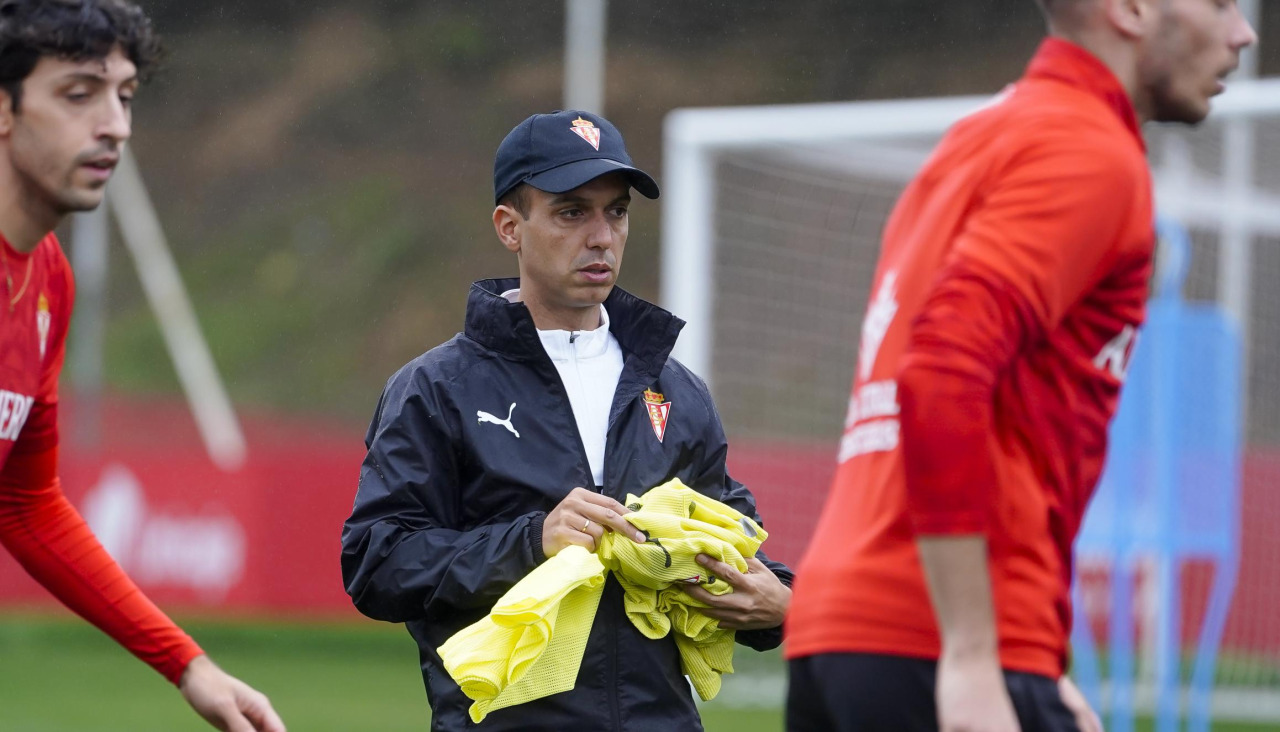 Borja Jiménez, técnico del Sporting, durante un entrenamiento