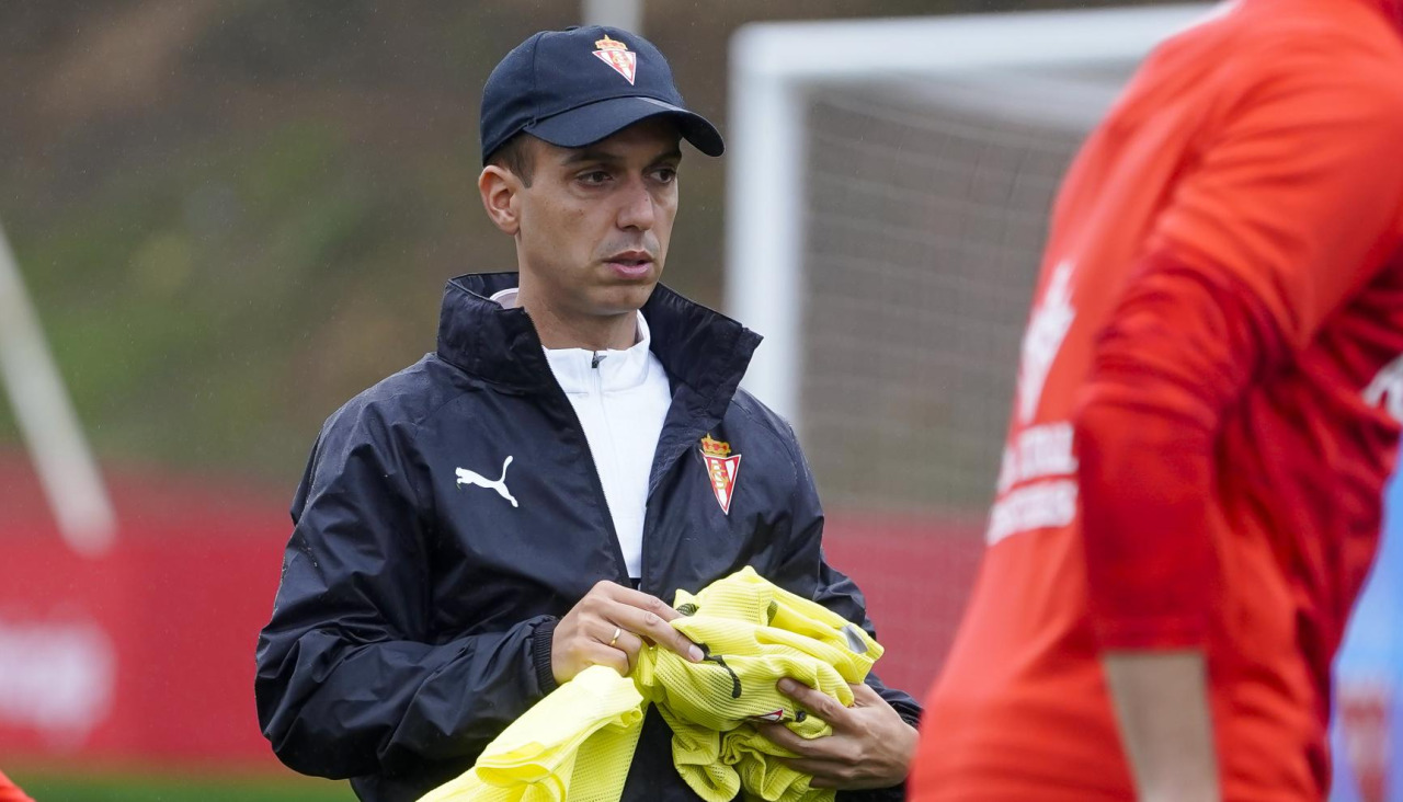 Borja Jiménez, técnico del Sporting, durante un entrenamiento