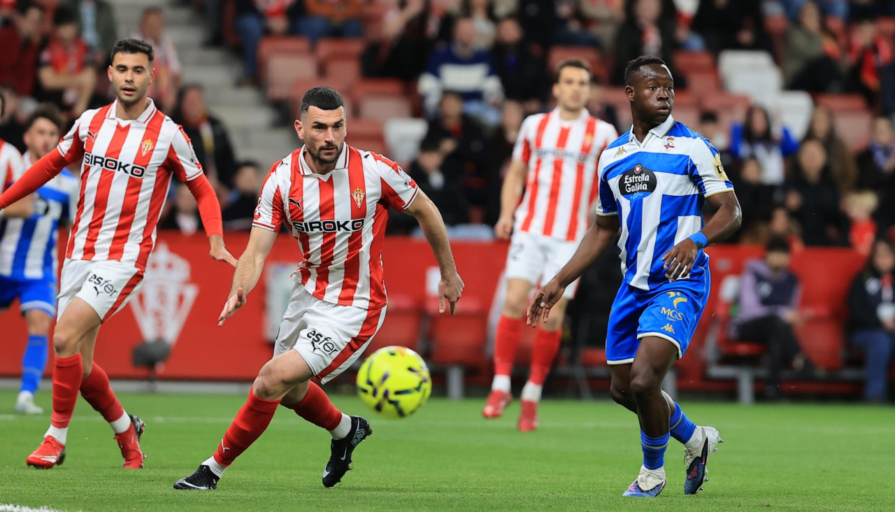 Pablo Vázquez y Nsongo Bil persiguen el balón