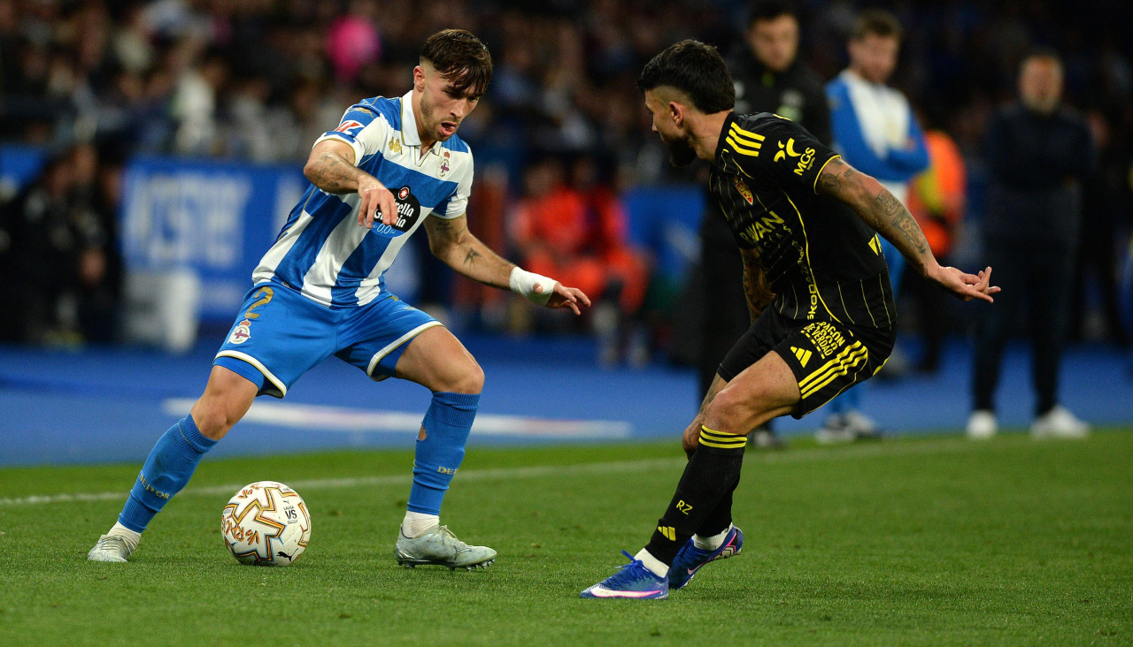 Altimira, con el balón, durante el partido contra el Zaragoza