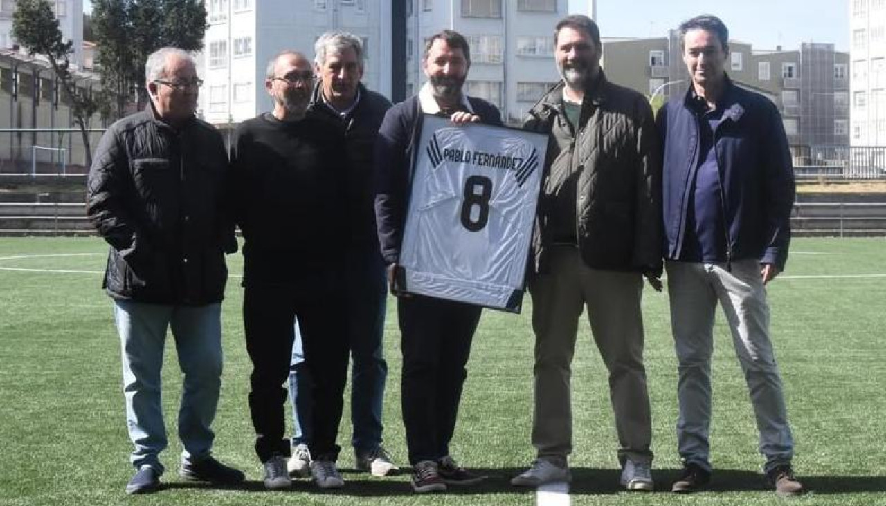 Pablo Fernández, coordinador general del Montañeros entre 2014 y 2025, recibe una camiseta conmemorativa con su nombre