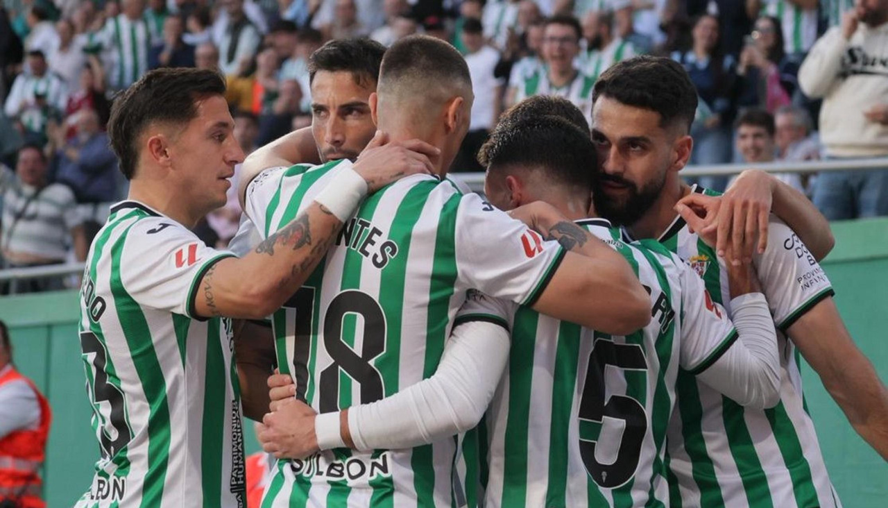 Varios jugadores del Córdoba celebran uno de los goles contra el Mirandés