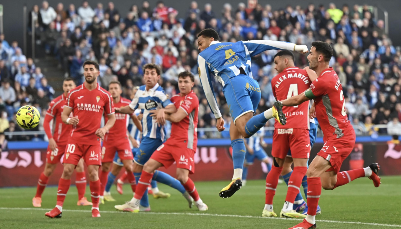 Lucas Noubi, rematando en el 1-0 del Deportivo al Córdoba