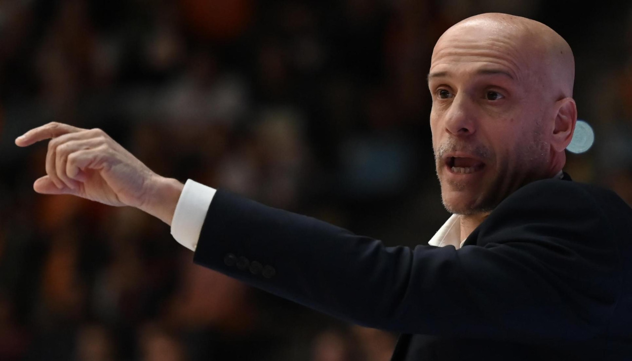 Carles Marco da instrucciones durante el duelo liguero con el Tizona Burgos