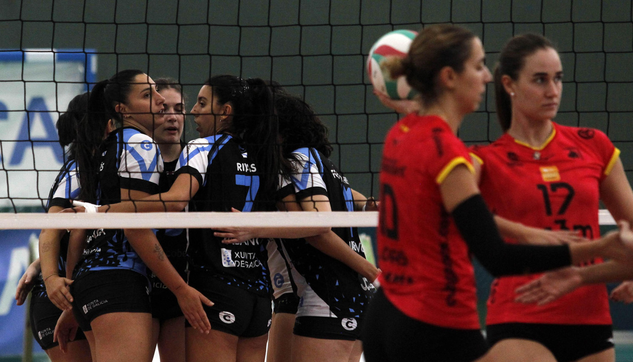 Las jugadoras del Zalaeta celebran un punto conseguido ante el Leganés