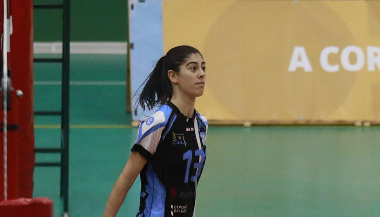 Claudia Díaz (13) sigue de cerca una jugada contra Torrejón