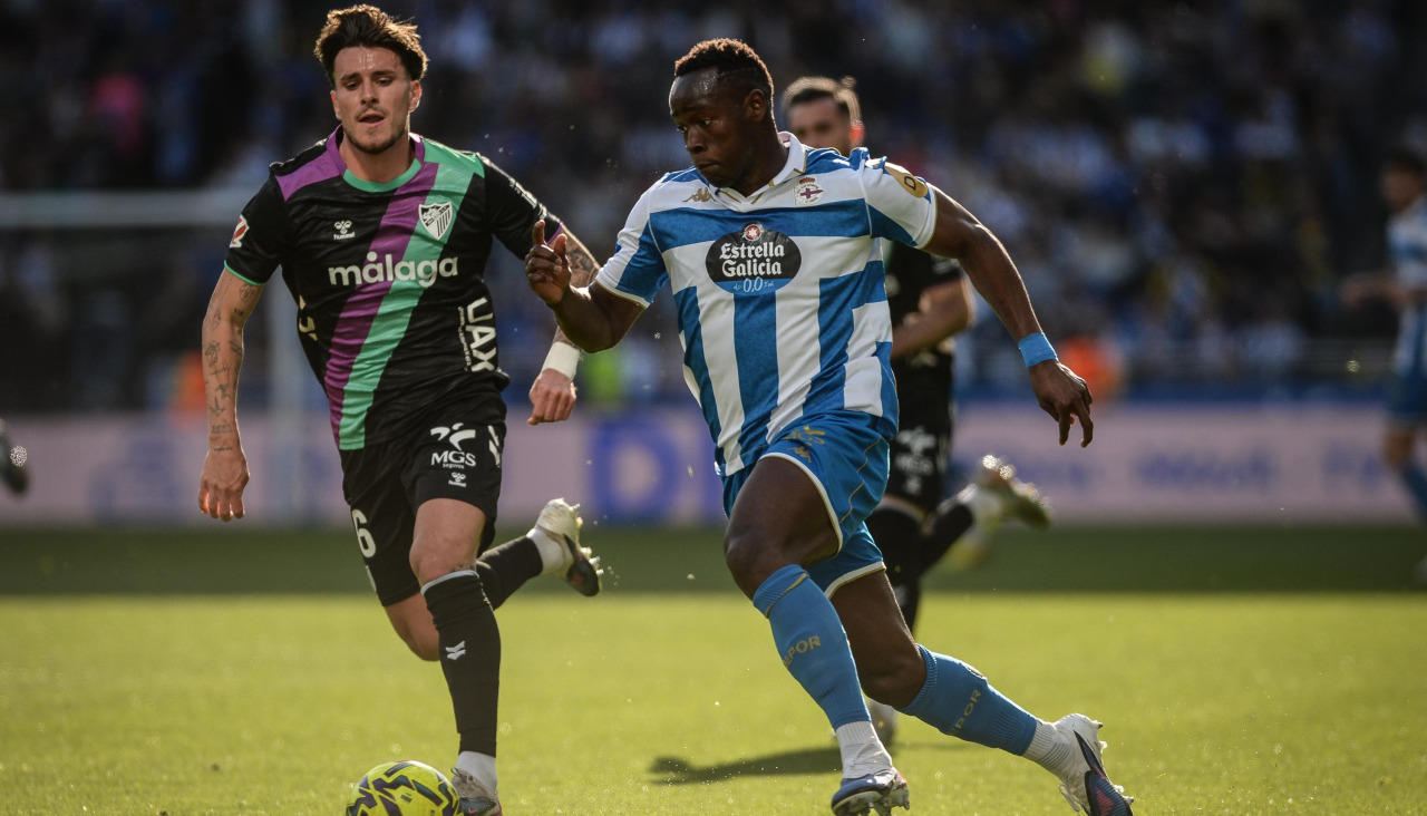 Bil Nsongo conduce el balón ante el Málaga