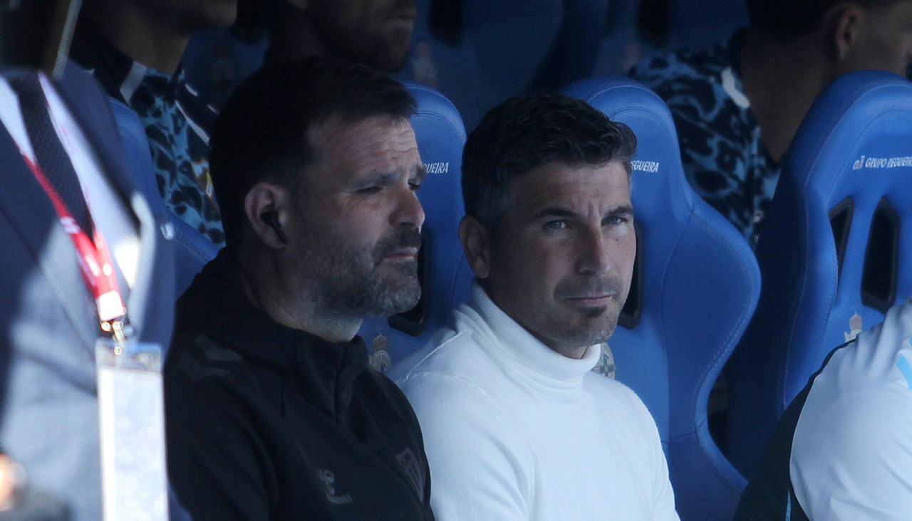 Juan Funes sentado en el banquillo de Riazor