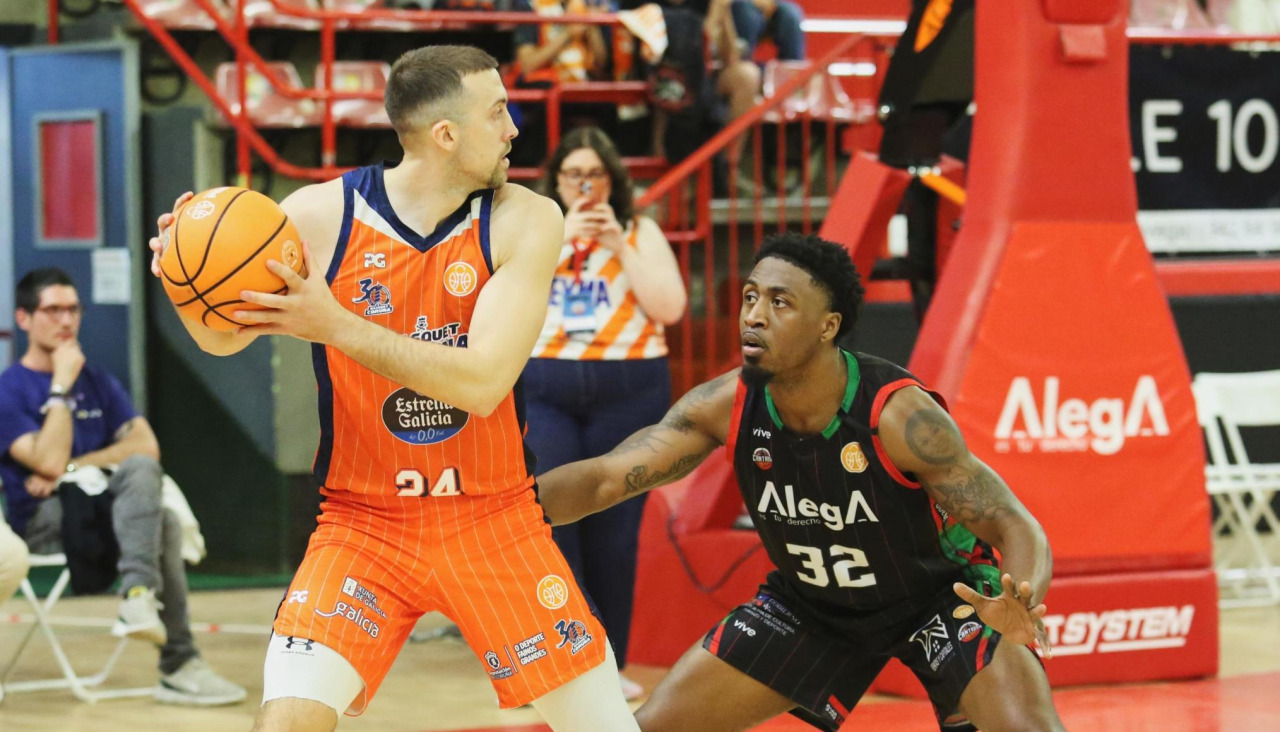 Jose Cremo ataca en el poste bajo la defensa de Reggie Johnson