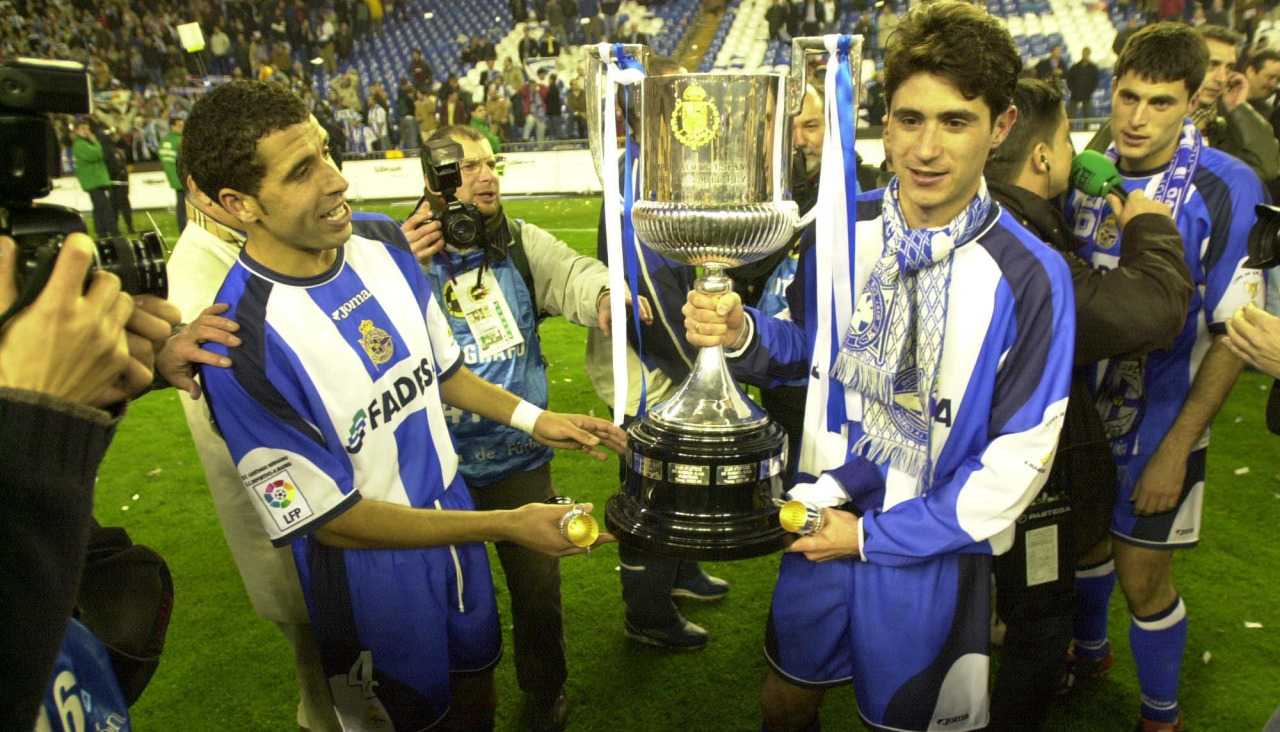 Víctor Sánchez del Amo (d) posa con la Copa del Rey ganada por el Deportivo al Real Madrid, el equipo de su ciudad natal y en el que se formó como futbolista, en 2002